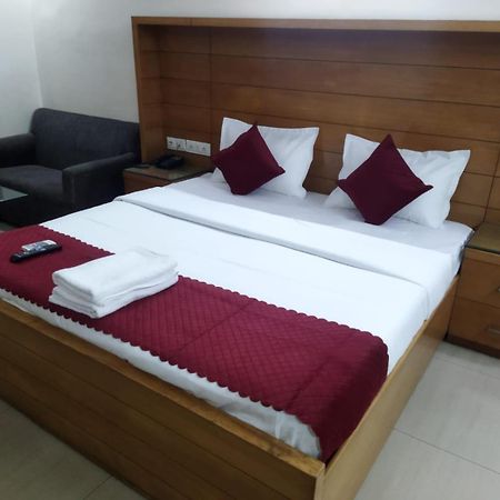 Signature Plaza Hotel New Delhi Bagian luar foto