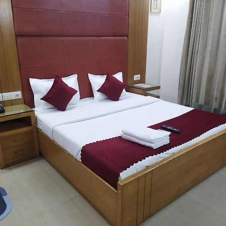 Signature Plaza Hotel New Delhi Bagian luar foto