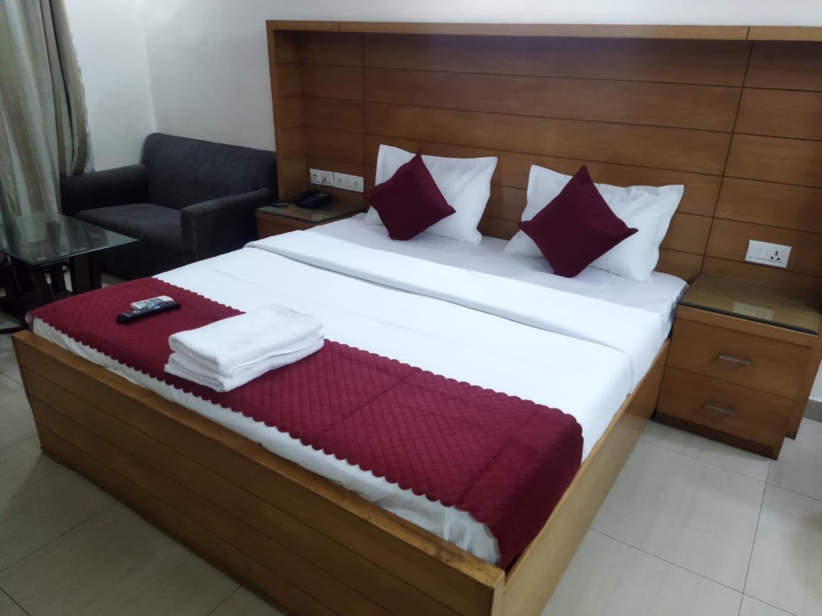 Signature Plaza Hotel New Delhi Bagian luar foto