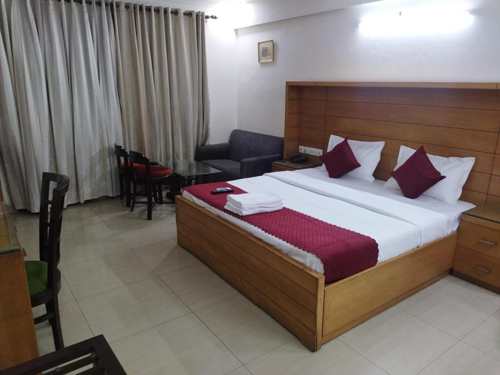 Signature Plaza Hotel New Delhi Bagian luar foto
