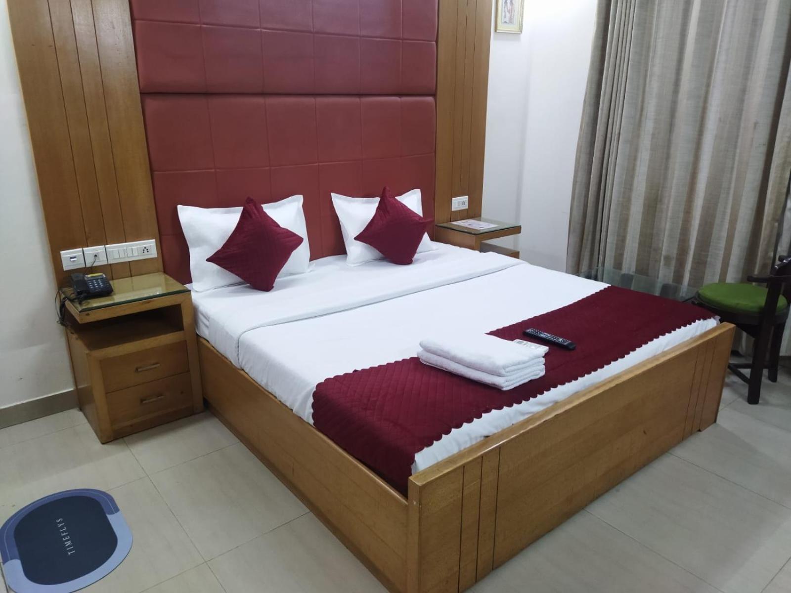 Signature Plaza Hotel New Delhi Bagian luar foto