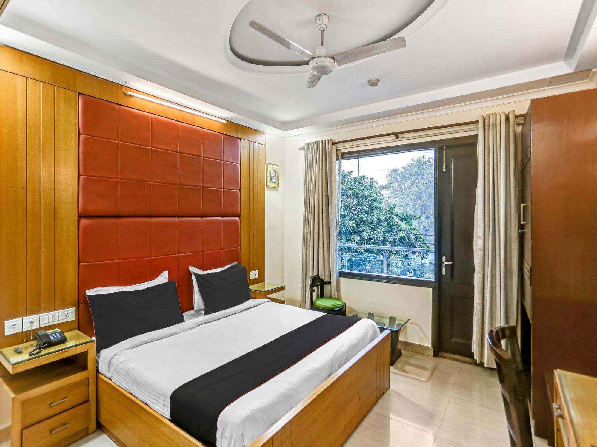 Signature Plaza Hotel New Delhi Bagian luar foto