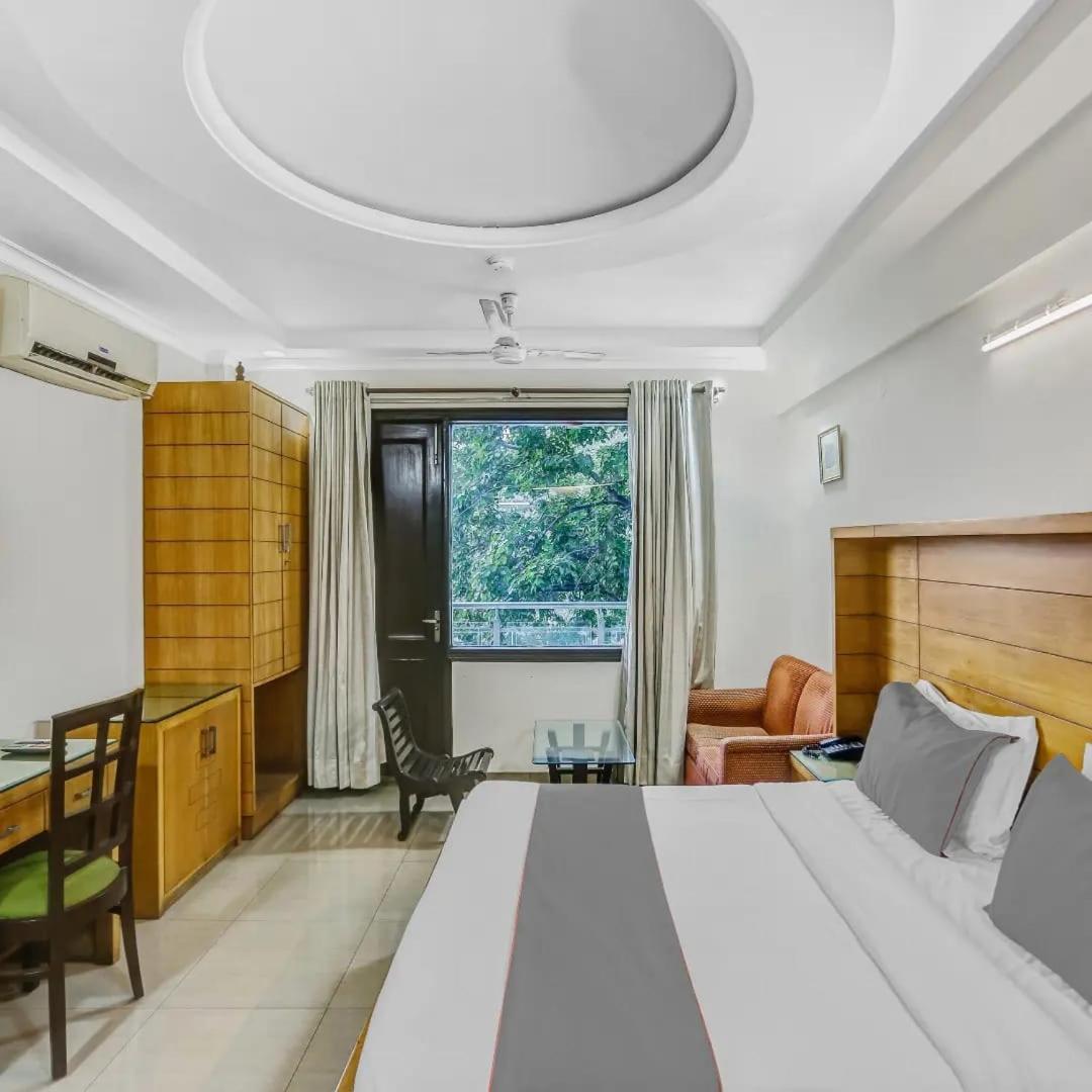 Signature Plaza Hotel New Delhi Bagian luar foto