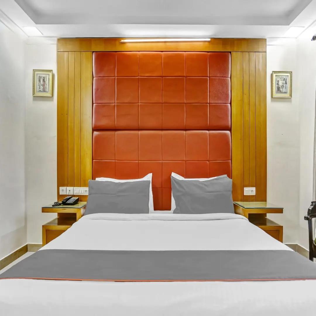 Signature Plaza Hotel New Delhi Bagian luar foto