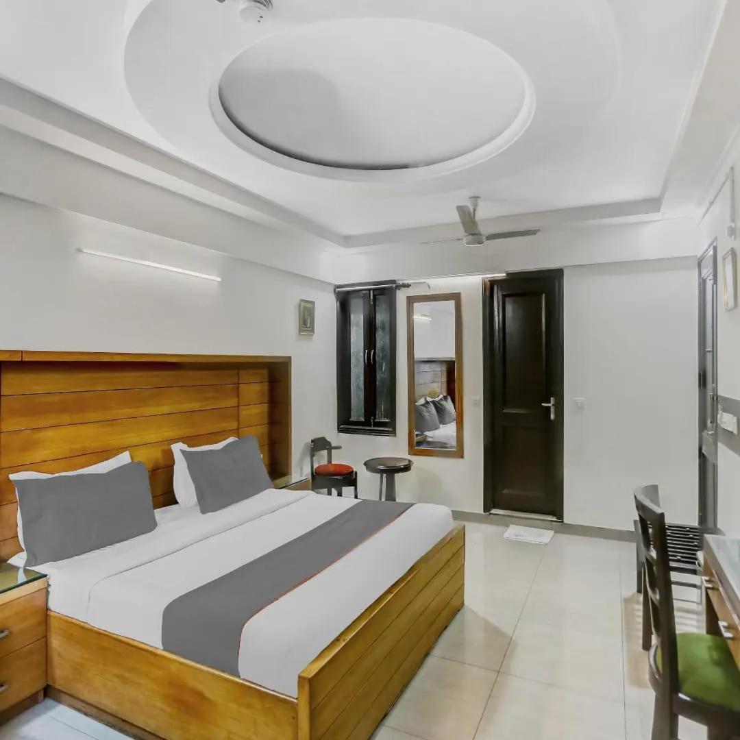 Signature Plaza Hotel New Delhi Bagian luar foto