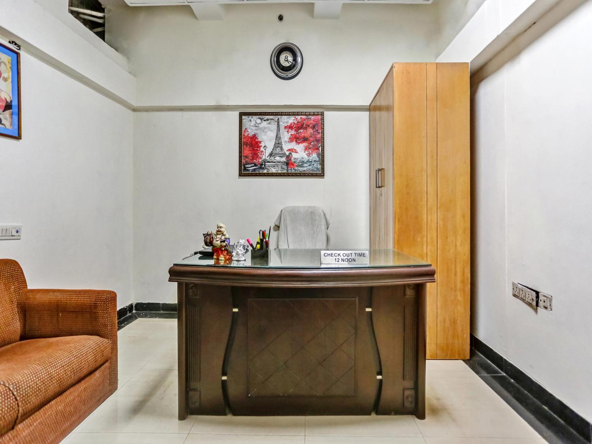 Signature Plaza Hotel New Delhi Bagian luar foto